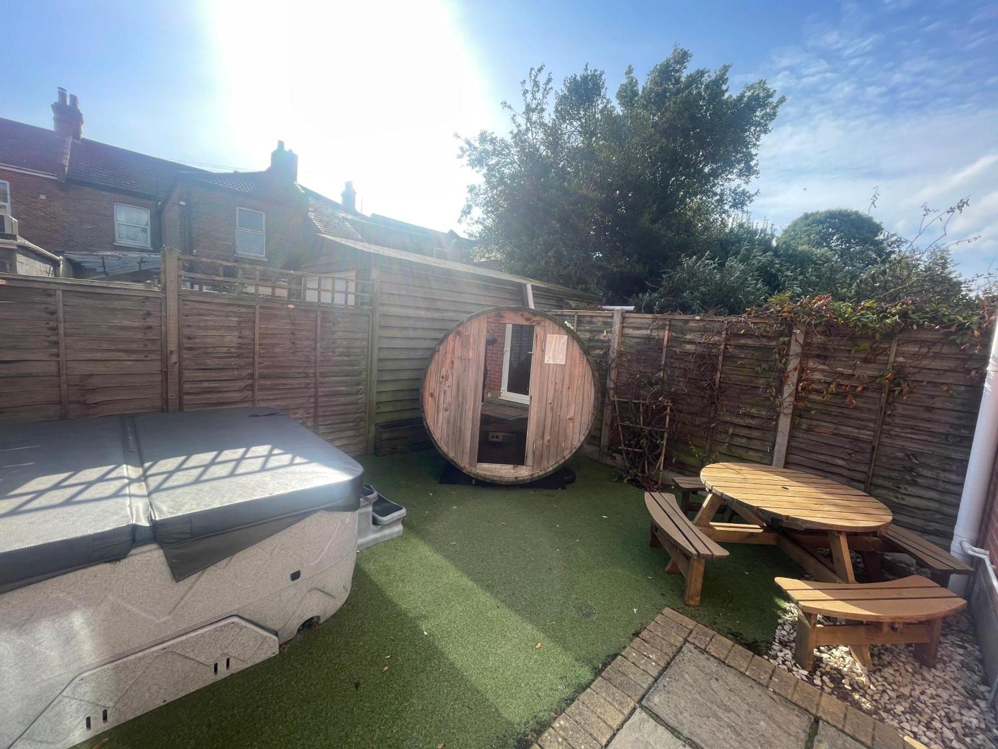 Holiday Home Hot Tub & Sauna Bournemouth Eksteriør billede
