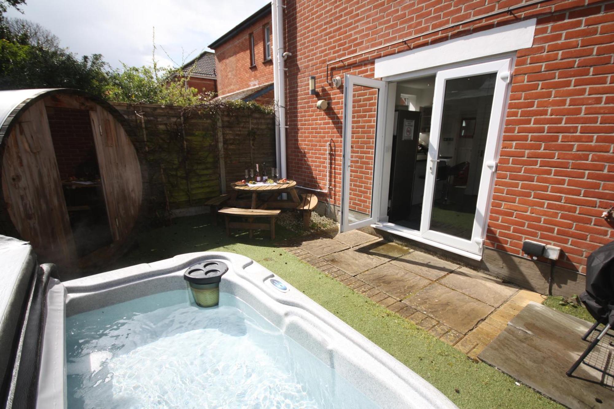 Holiday Home Hot Tub & Sauna Bournemouth Eksteriør billede