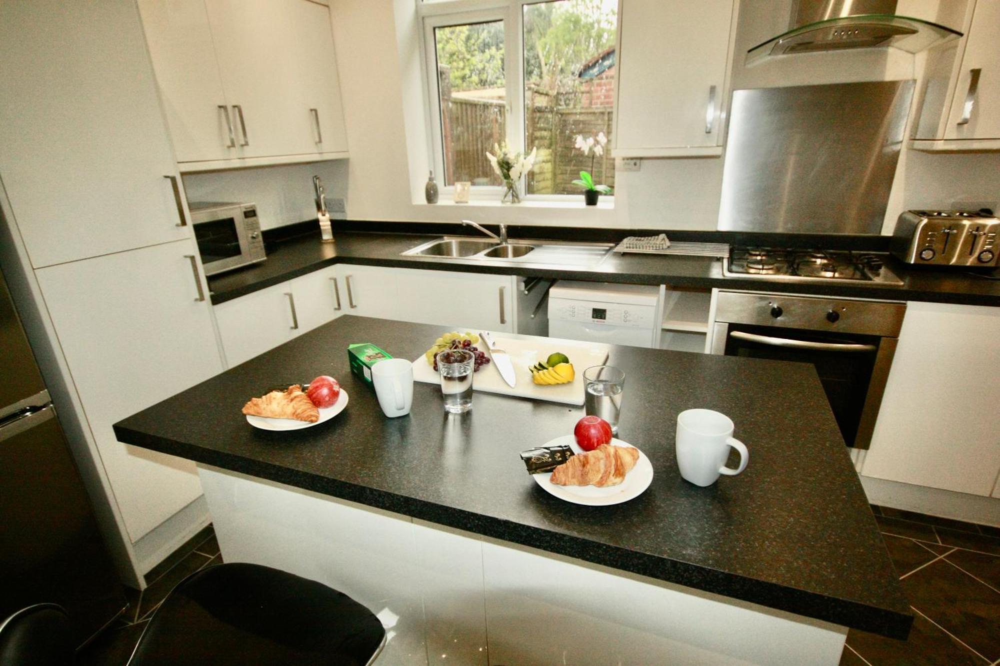 Holiday Home Hot Tub & Sauna Bournemouth Eksteriør billede