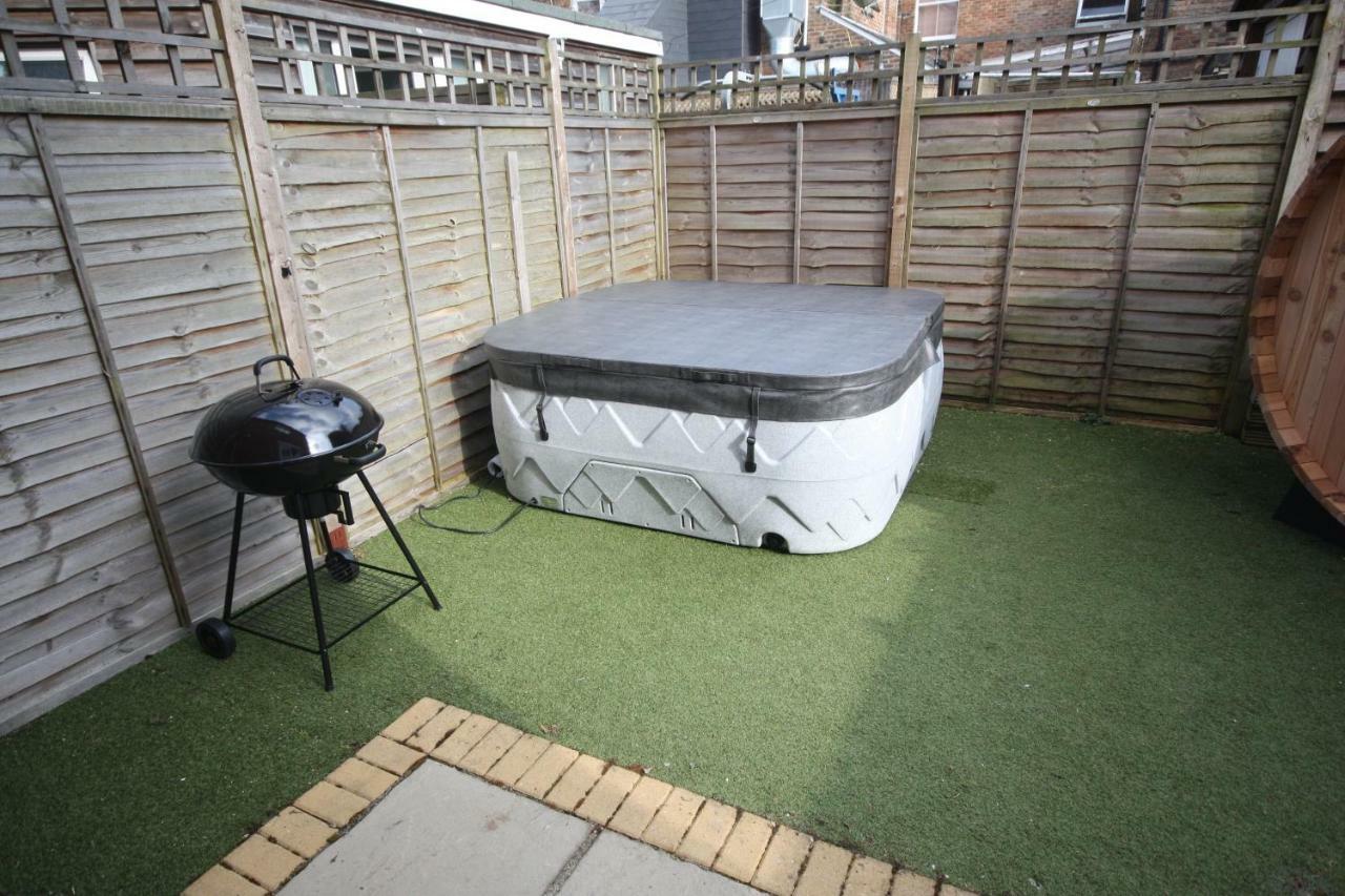 Holiday Home Hot Tub & Sauna Bournemouth Eksteriør billede