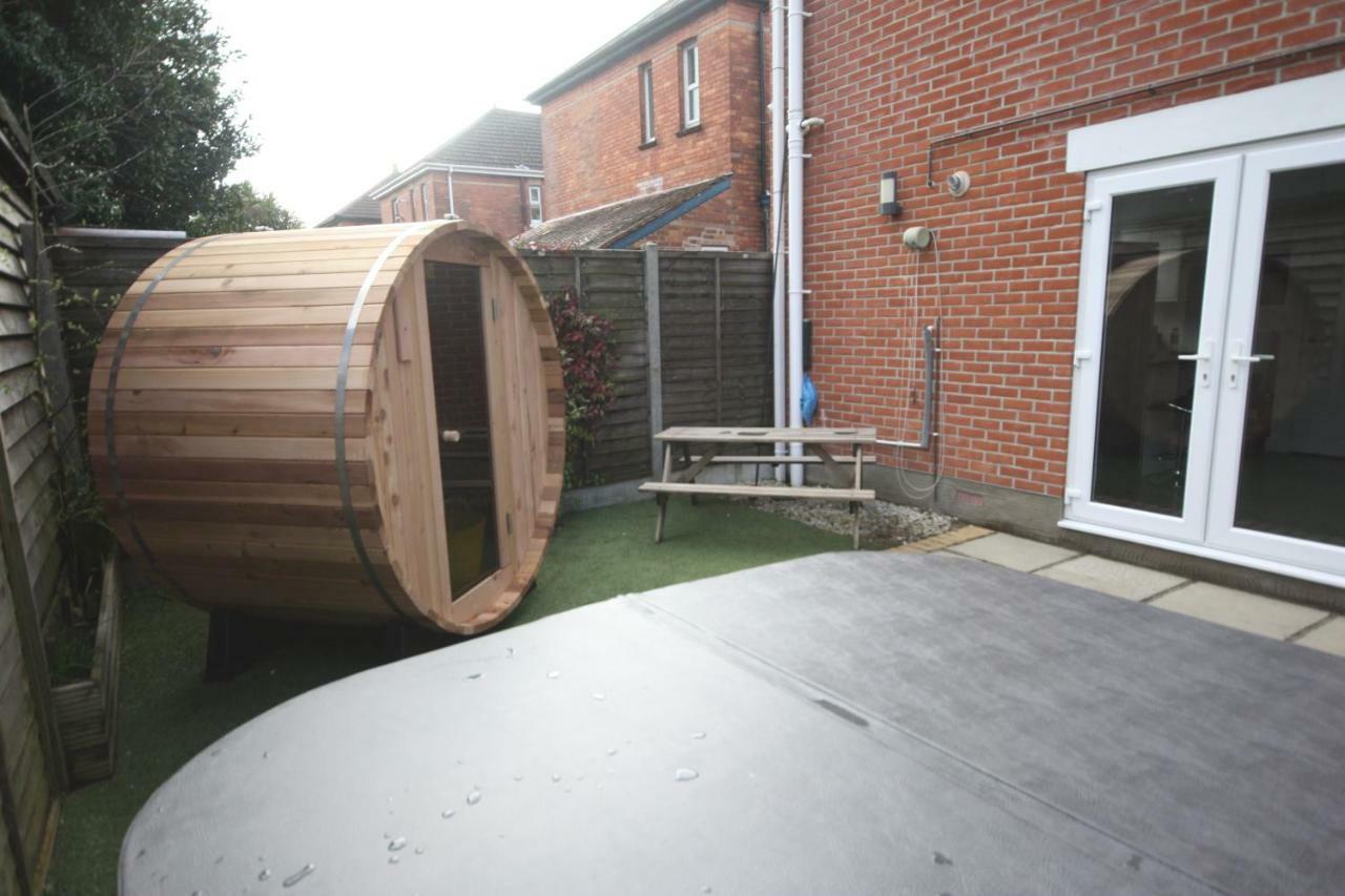 Holiday Home Hot Tub & Sauna Bournemouth Eksteriør billede